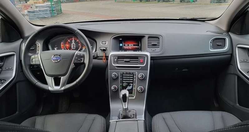 Volvo V60 cena 55900 przebieg: 212000, rok produkcji 2017 z Kraków małe 436